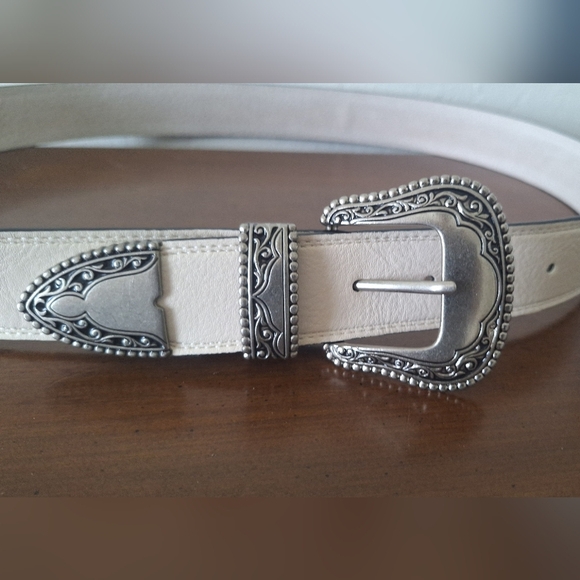 Vince Camuto Wester Buckle Vanilla Belt 44" - Picture 5 of 10